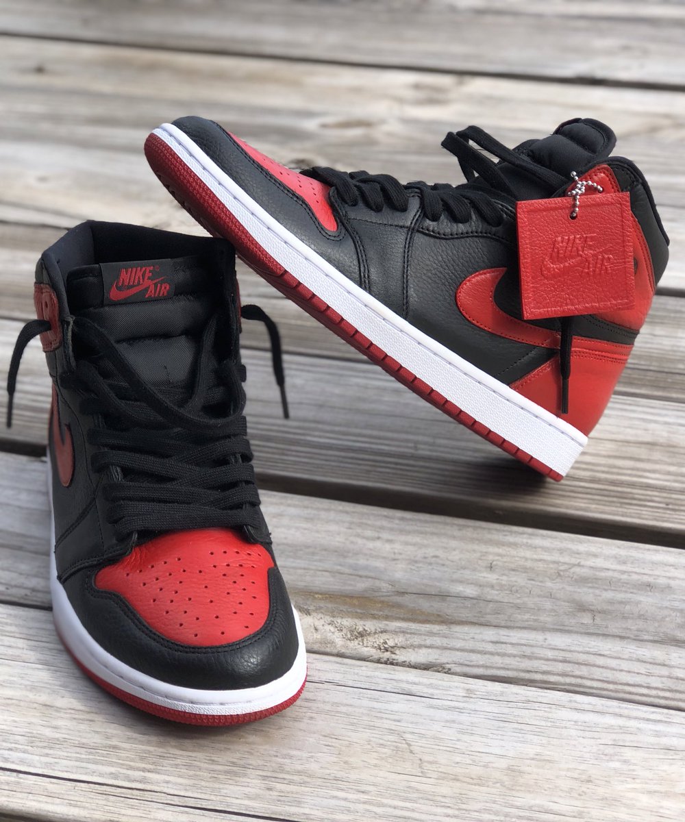ChinCustoms's tweet photo. Took a while to do this custom because I felt that this was a sneaker that most sneaker heads consider ICONIC. So in respect it needed to be done to the best of my abilities.

So here it is

Jordan 1 High UNC to Chi “Bred” Custom
 #ChinCustoms
 #Nike
#Jordan1 
#Bred1Custom https://t.co/tDwVVXVHkp