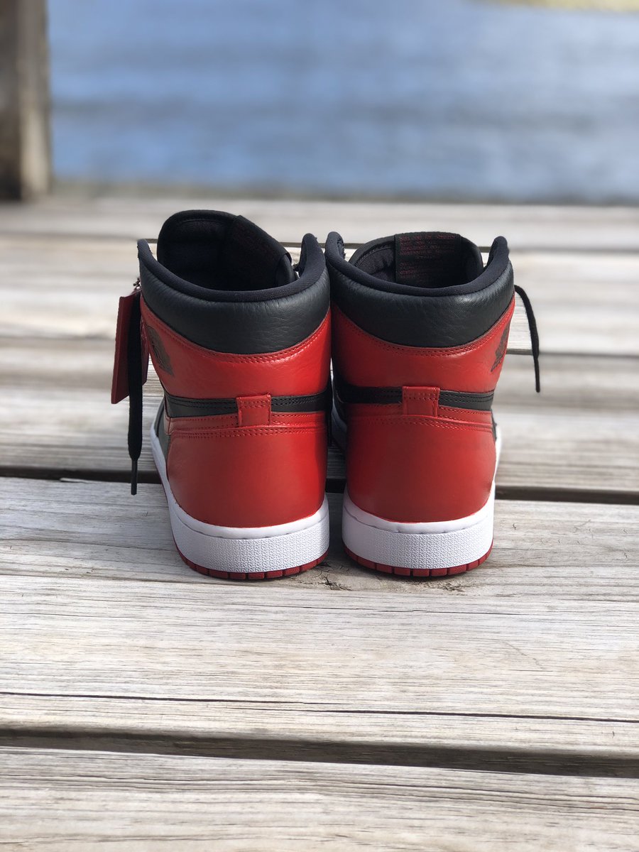 ChinCustoms's tweet photo. Took a while to do this custom because I felt that this was a sneaker that most sneaker heads consider ICONIC. So in respect it needed to be done to the best of my abilities.

So here it is

Jordan 1 High UNC to Chi “Bred” Custom
 #ChinCustoms
 #Nike
#Jordan1 
#Bred1Custom https://t.co/tDwVVXVHkp