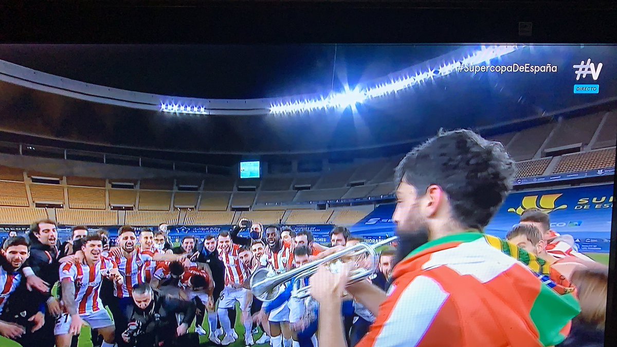 Asier Villalibre mi nuevo ídolo. Tocando la trompeta después de ganar la Supercopa 🎺🎺🎺