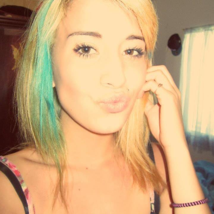 ariesmamax2's tweet photo. I loved this hair color on me 😭👏🏼💓 #highschoolthrowback https://t.co/lsNppnojoV