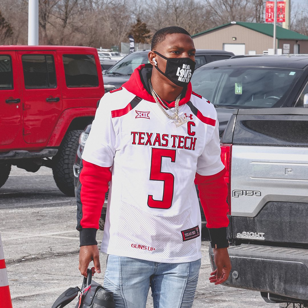 gunsupnation's tweet photo. .@Chiefs WR @MecoleHardman4 showed up to today’s playoff game rockin’ a Patrick Mahomes Texas Tech jersey! 🔥 https://t.co/atzpDXI87X