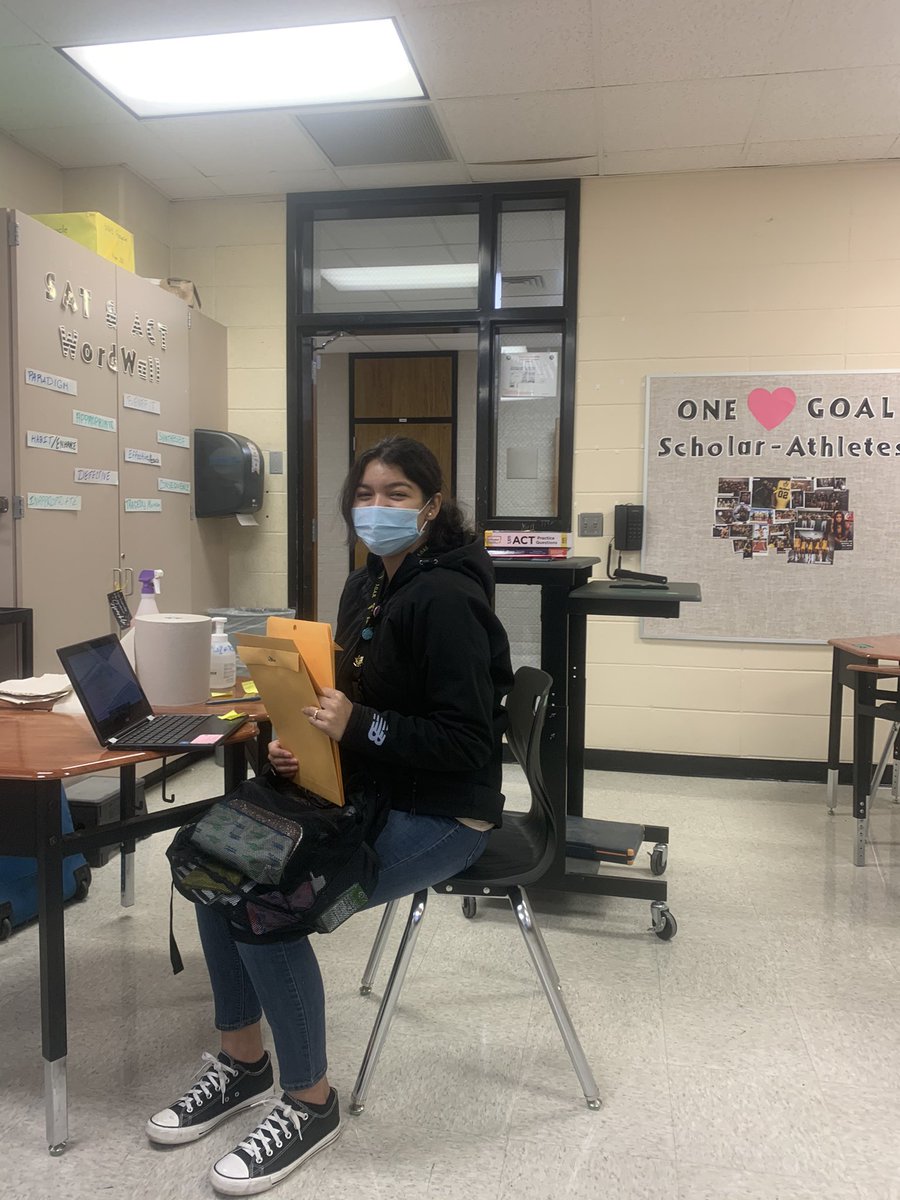 CoachCZHunter's tweet image. Our 5th @FAFSA /TASFA Workshop before the #PriorityDeadline ! Had our best turnout yet ❤️🧑🏾‍🎓👨🏿‍🎓👩🏽‍💻👩🏽‍🎓
@Gre3nn 
@OneGoalBigIKE