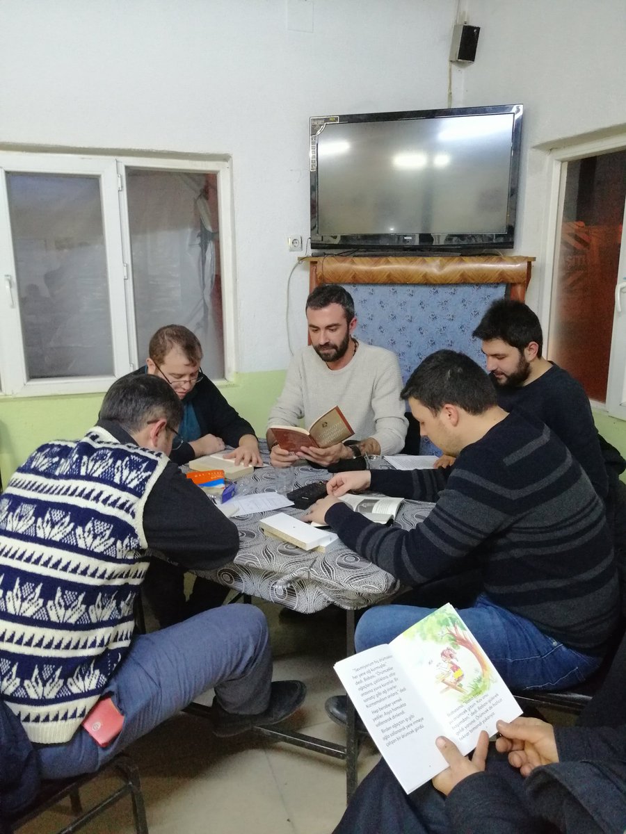CigillerL's tweet photo. Gördes Okuyor Projesi kapsamında Balıklı Mahallesi köy kahvesinde kitaplık oluşturduk, ardından köy halkıyla birlikte kitap okuduk.
#gördesteeğitim
@BlentSEMERC
@GordesMEM
@il_mem_45
@mdikici45
@Ibrahimcoskunc1 https://t.co/mcwXCA3Ebg