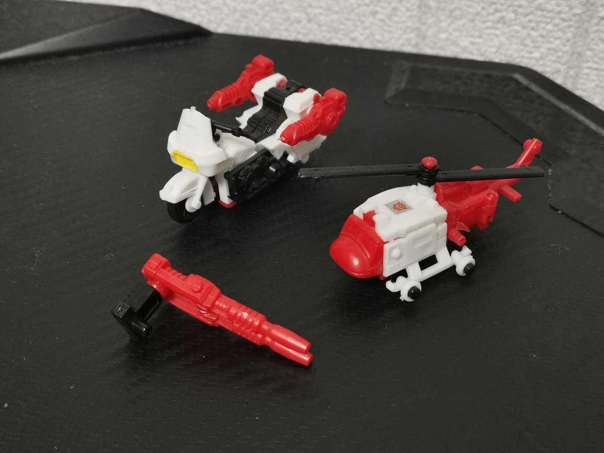 グルーブとグレイズ。本体は完品？で、手持ち武器欠品。あとグレイズのヘリ側面の白い武器2個欠品、グルーブの２連砲欠品。よくローターや赤い銃が残ってたなあ。赤い２連砲はファーストエイドのもののようですね。