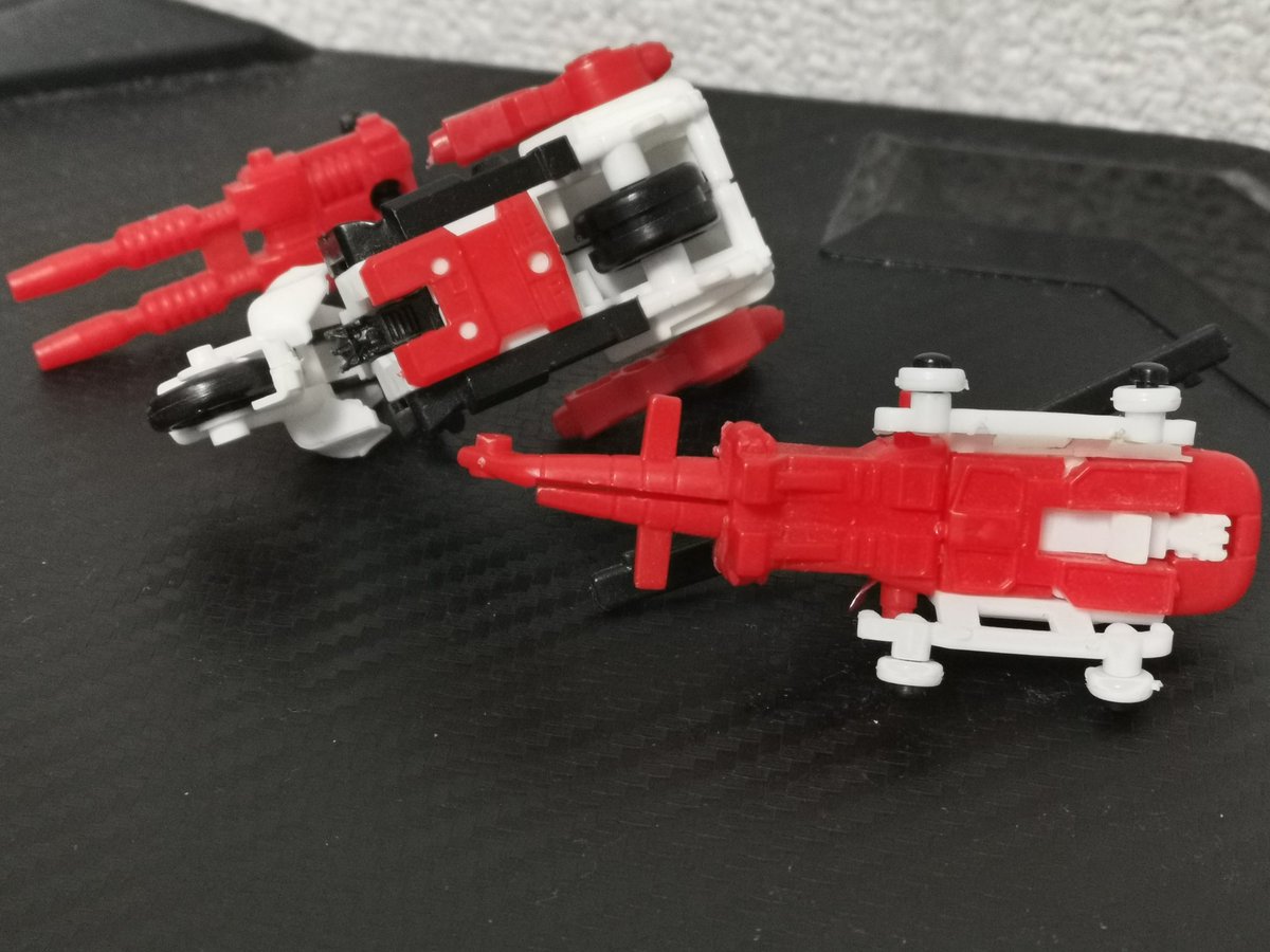 グルーブとグレイズ。本体は完品？で、手持ち武器欠品。あとグレイズのヘリ側面の白い武器2個欠品、グルーブの２連砲欠品。よくローターや赤い銃が残ってたなあ。赤い２連砲はファーストエイドのもののようですね。