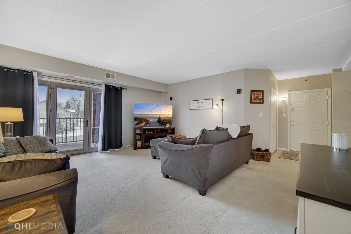 kwedd10's tweet photo. Sneak peak of my new listing in Munster. Full listing will be in the link below. Contact me for a private showing, or any questions you have. 

https://t.co/spvHmBGXBZ https://t.co/YLWAKP1xOn