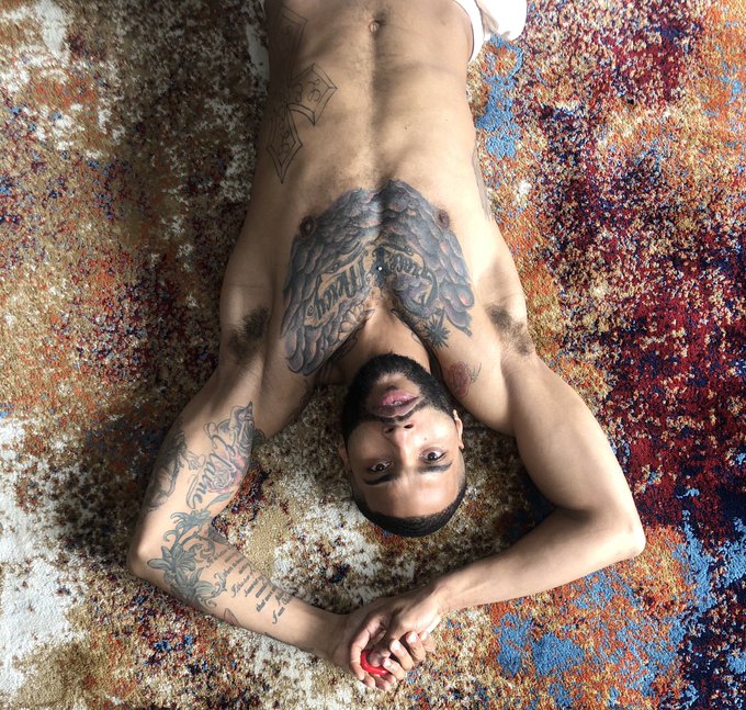 Watch 17th Chariot's leaked NSFW photo on TwXstars