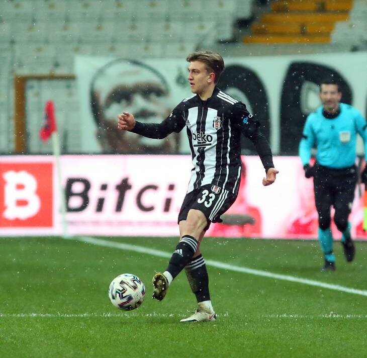 Kalbim... Nasıl da atıyor kaburgamın sol tarafından küt küt küt.
Sığmıyor yuvasına KARTAL, varol be Rıdvan varol be BEŞİKTAŞ