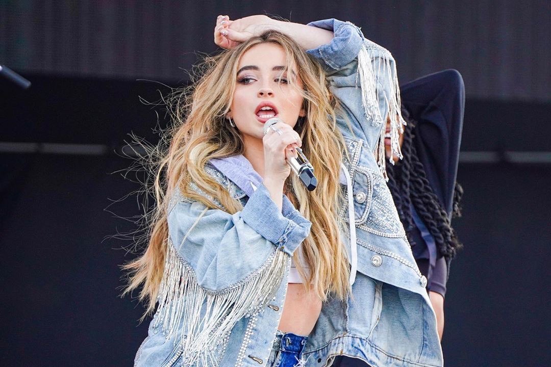 sabrinacpromo's tweet photo. LOOKING AT ME ha superado los 50M de streams en Spotify, siendo la 7ma canción de Sabrina con más streams a pesar de no ser un single. 

Felicidades a @SabrinaAnnLynn por este nuevo logro🥳 https://t.co/qFJGPDhTAc