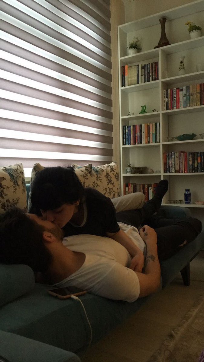 venuscvlt's tweet photo. i need a hug, a long, tight hug https://t.co/CpNko9yDYr
