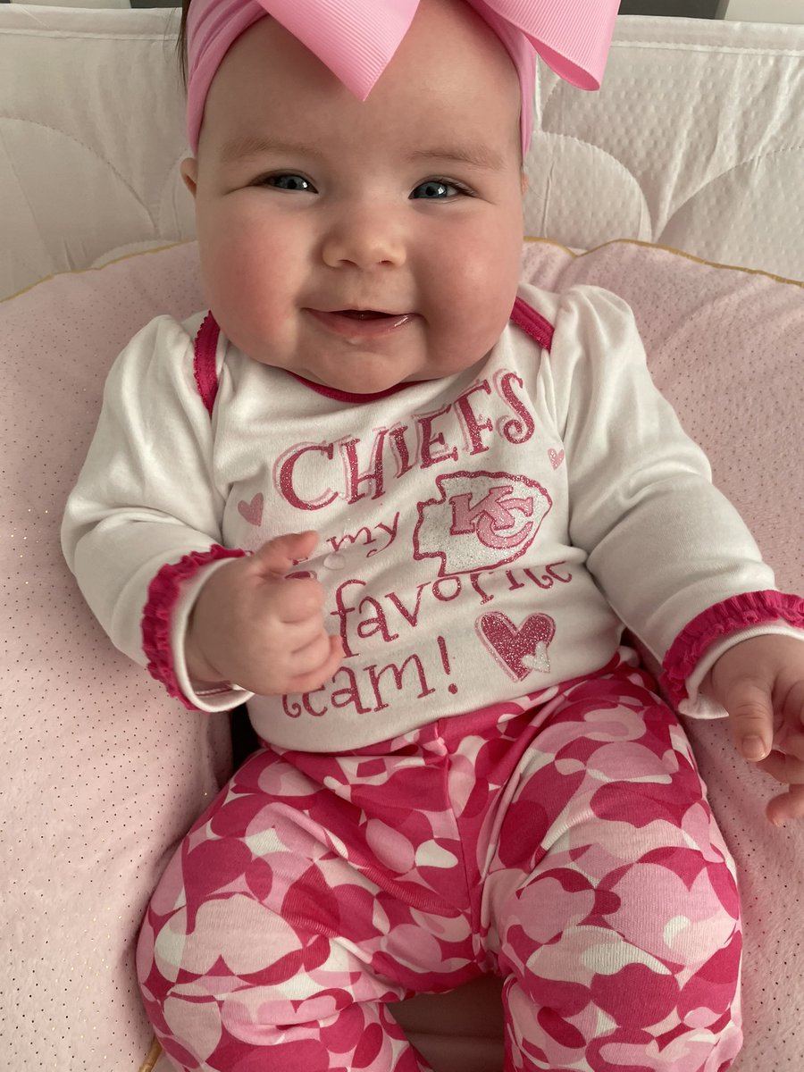 We’re a <a href="/nyjets/">New York Jets</a> family - but my Uncle Bryan was a <a href="/Chiefs/">Kansas City Chiefs</a> fan. When he was in the Army, he was stationed in KS &amp; it was the only place he didn’t hate 😂 today Luna is cheering them on in his memory. Good luck <a href="/PatrickMahomes/">Patrick Mahomes II</a> &amp; co! #NFLPlayoffs <a href="/NFL/">NFL</a>