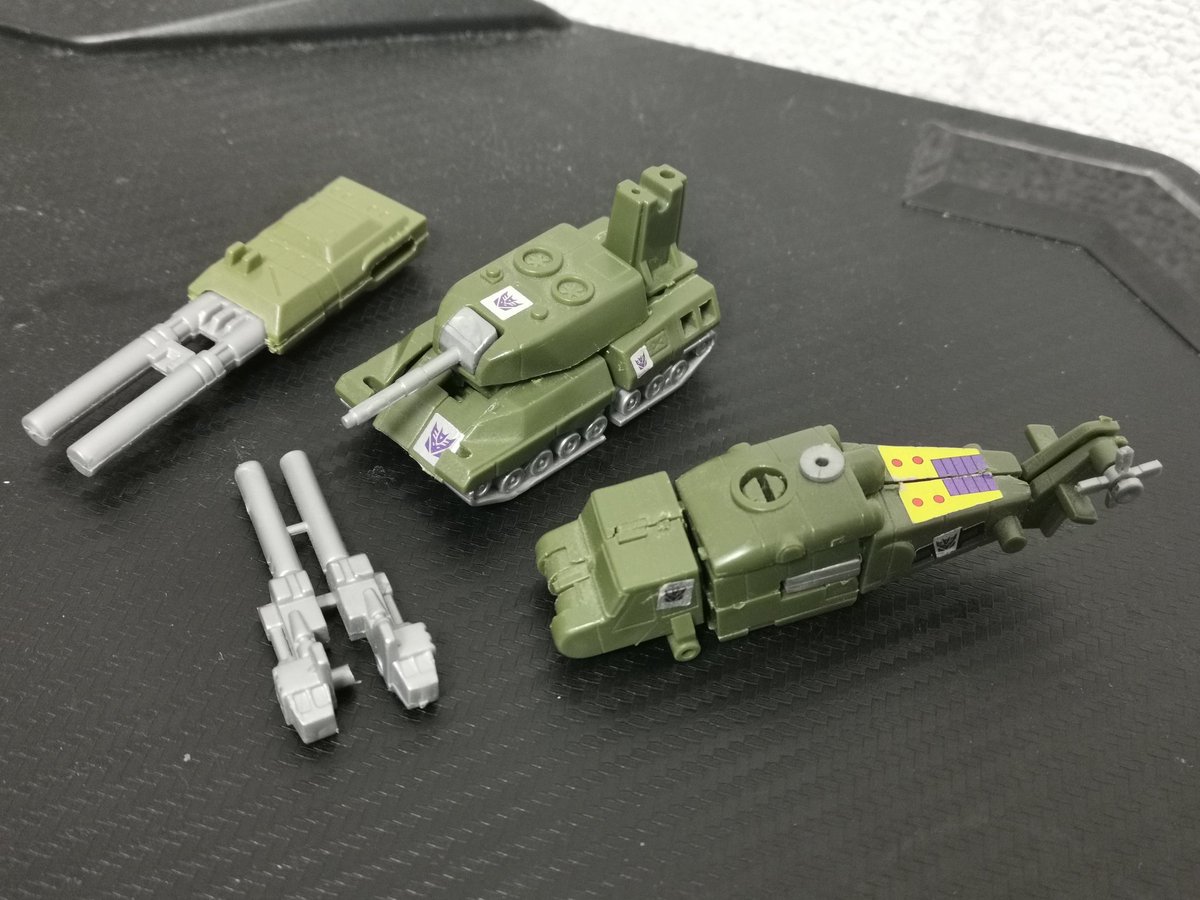 ブロウルとボルター。ボルターは完全なジャンクですね。テイルローターはあるけど。それぞれ手持ち武器とか欠品。ブロウルの２連砲は蓋がなくなって、軸が片方折れてますね。なぜかオンスロートの主砲のジャンクが…。ガダルカナルでスタースクリームが見つけるのを待ってた兵器みたい…