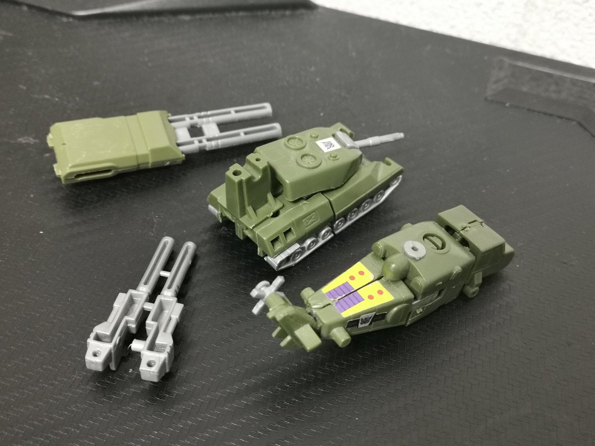 ブロウルとボルター。ボルターは完全なジャンクですね。テイルローターはあるけど。それぞれ手持ち武器とか欠品。ブロウルの２連砲は蓋がなくなって、軸が片方折れてますね。なぜかオンスロートの主砲のジャンクが…。ガダルカナルでスタースクリームが見つけるのを待ってた兵器みたい…