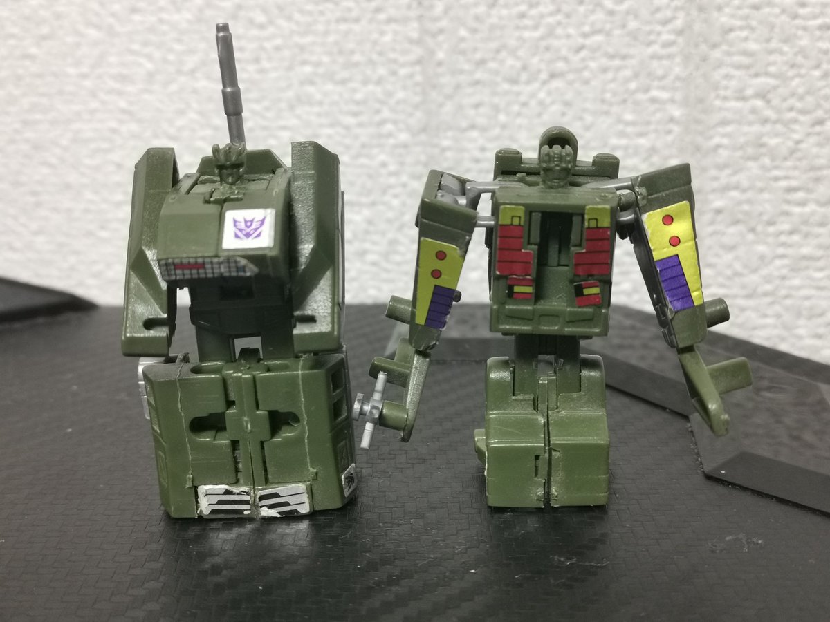 ブロウルとボルター。ボルターは完全なジャンクですね。テイルローターはあるけど。それぞれ手持ち武器とか欠品。ブロウルの２連砲は蓋がなくなって、軸が片方折れてますね。なぜかオンスロートの主砲のジャンクが…。ガダルカナルでスタースクリームが見つけるのを待ってた兵器みたい…