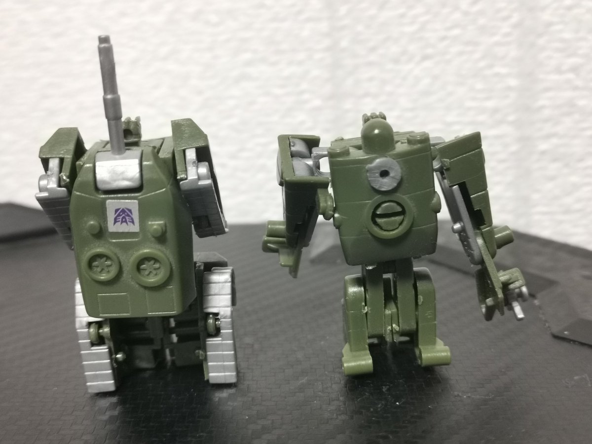 ブロウルとボルター。ボルターは完全なジャンクですね。テイルローターはあるけど。それぞれ手持ち武器とか欠品。ブロウルの２連砲は蓋がなくなって、軸が片方折れてますね。なぜかオンスロートの主砲のジャンクが…。ガダルカナルでスタースクリームが見つけるのを待ってた兵器みたい…