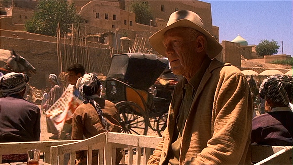 El episodio 6 empieza con Vergara escondido de Santoro en Alepo, Siria, una nueva resemblanza con otros grandes exorcistas de cine con ánimo aventurero, como el padre Merrin en Irak o el padre Lamont en África.