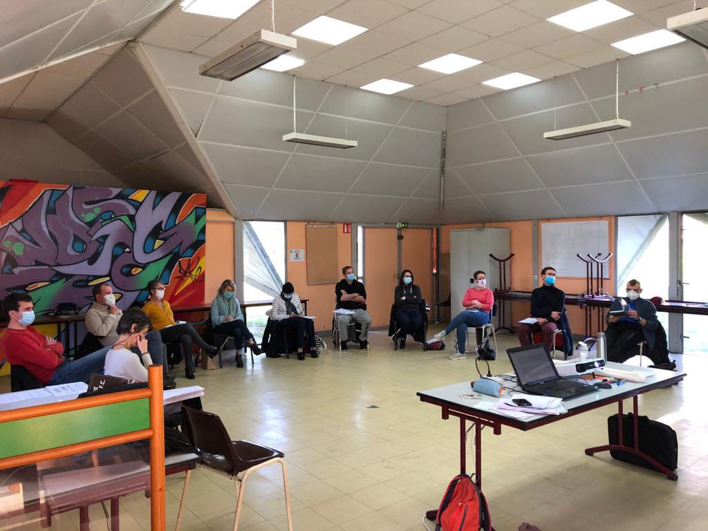 VitreCoPSN's tweet photo. Gouverner autrement. Décider autrement. Voilà le thème de la première formation organisée par notre collectif citoyen à #Vitré. Notre collectif s’agrandit, murit, se forme. Rejoignez-nous ! 💥🙌 https://t.co/hEVrKNgU4s