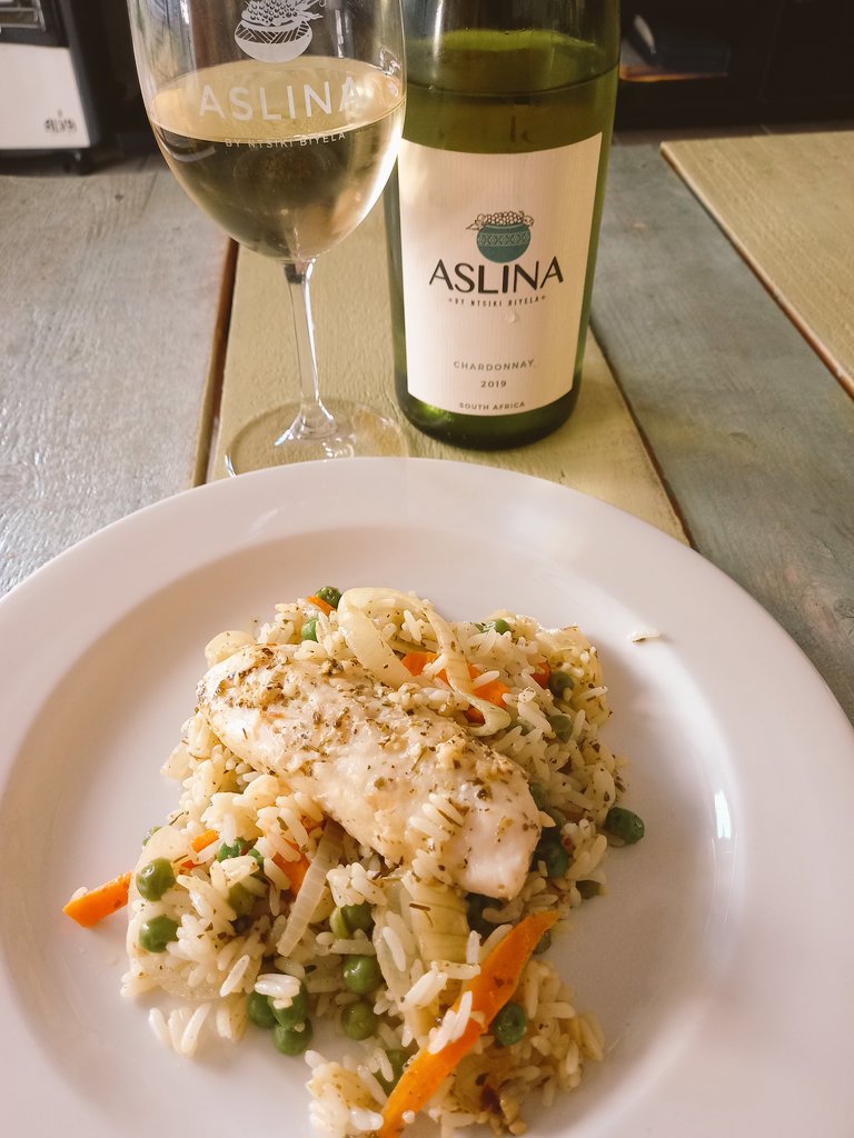 Fit_nhleks_Cpt's tweet photo. it ended with cooked dinner and @aslina_wines #BlackOwnedBusiness #BlackWineMaker #FemaleWineMaker Chardonnay 2019.Check them out Aslina wines you won't be disappointed after alcohol ban 🤣 https://t.co/FH04ElDe7I