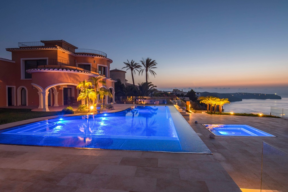 xabiaaldia's tweet photo. Empresas de #Xàbia que triunfan "Gunitec, premiada en el prestigioso certamen internacional ‘Pool Design Awards 2020’". CC: @LucasGunitec 
https://t.co/GK3EgJLxyg https://t.co/0xlAxaYHmf