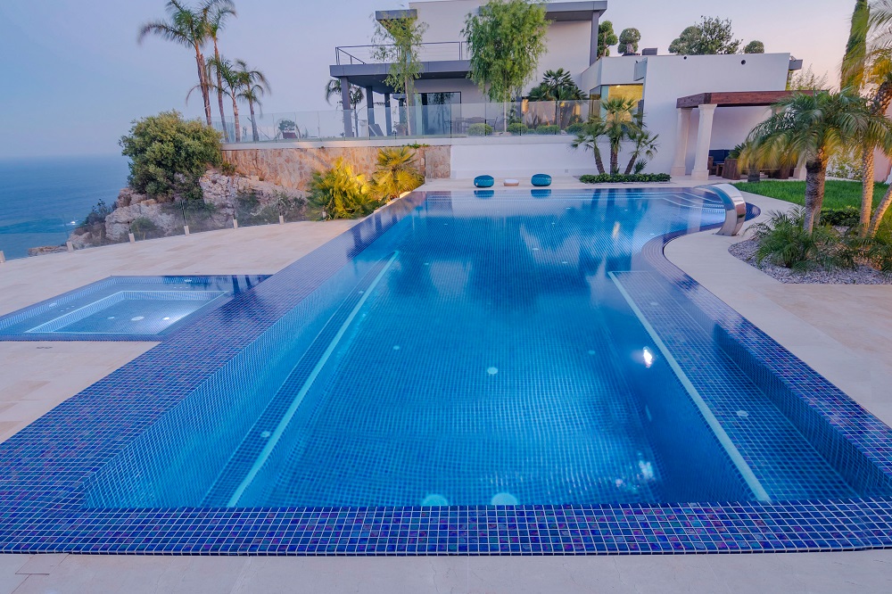 xabiaaldia's tweet photo. Empresas de #Xàbia que triunfan "Gunitec, premiada en el prestigioso certamen internacional ‘Pool Design Awards 2020’". CC: @LucasGunitec 
https://t.co/GK3EgJLxyg https://t.co/0xlAxaYHmf
