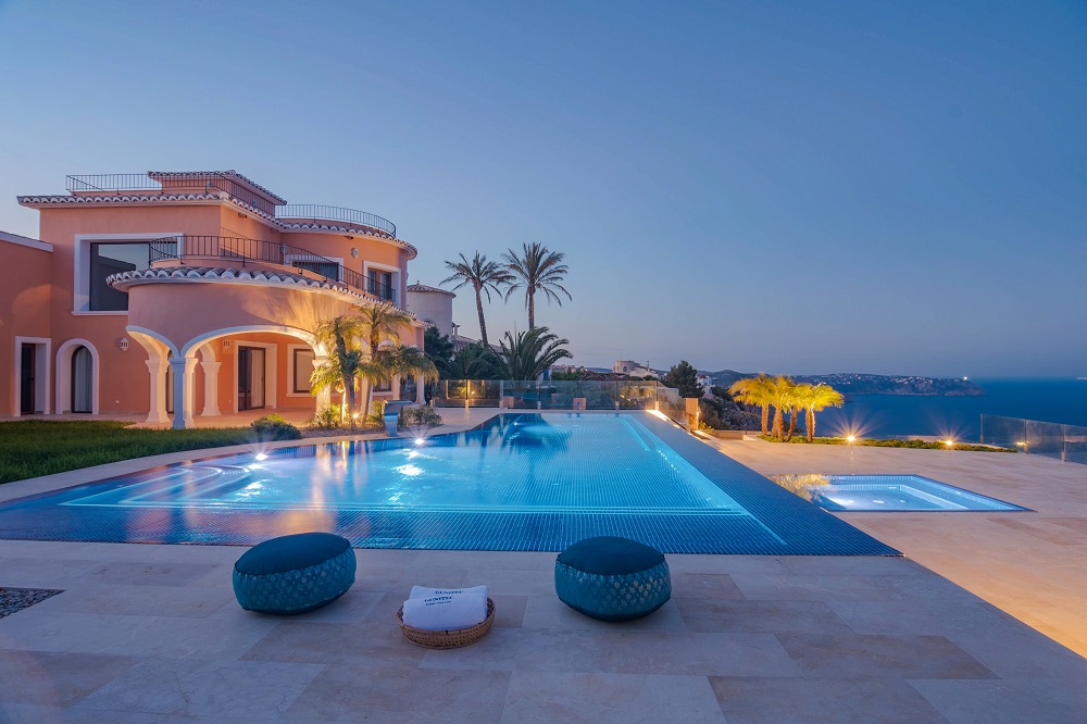 Empresas de #Xàbia que triunfan "Gunitec, premiada en el prestigioso certamen internacional ‘Pool Design Awards 2020’". CC: @LucasGunitec 
xabiaaldia.com/gunitec-premia…