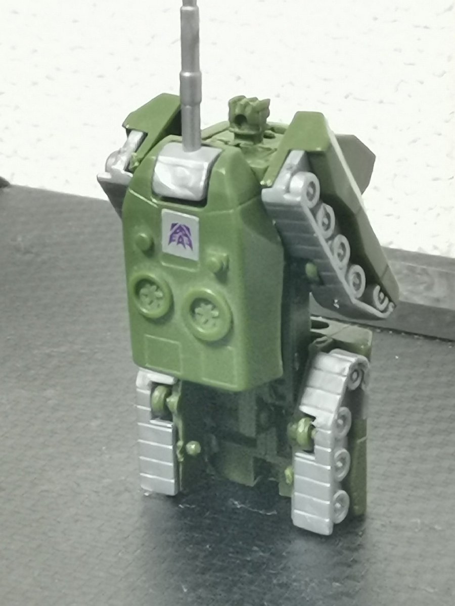 色も正確だし、ブロウル単品で遊ぶのにはよいコンディション。なにげに後部の☒のモールドは元の玩具にないのに追加されてる…！？