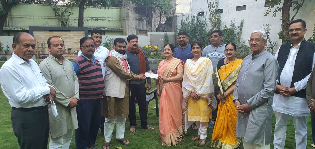 rajeshbhrgv's tweet photo. संघ के विभाग संपर्क प्रमुख श्री विनय पिंगले, भाई दीपक पिंगले ने श्री राम जन्मभूमि तीर्थ क्षेत्र के नाम से २,२१,००० (रू दो लाख इक्कीस हजार) का धनादेश देकर निधि समर्पण किया। यह धनादेश उनकी माता जी श्रीमती वैश���ली पिंगले व राष्ट्र सेविका समिति की विभाग संपर्क प्रमुख श्रीमती रेणुका जी https://t.co/PerUpvloDM