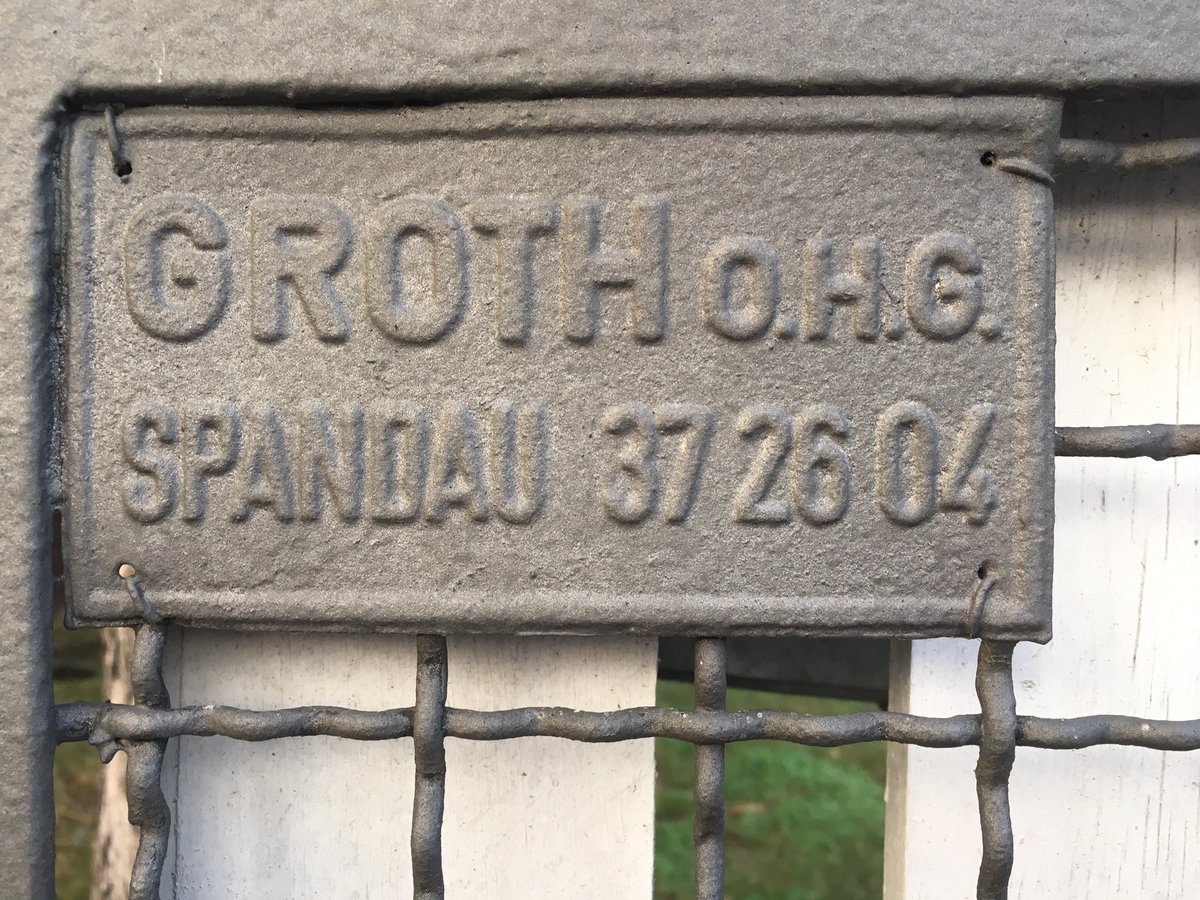 Bauzaunschilder tweet media