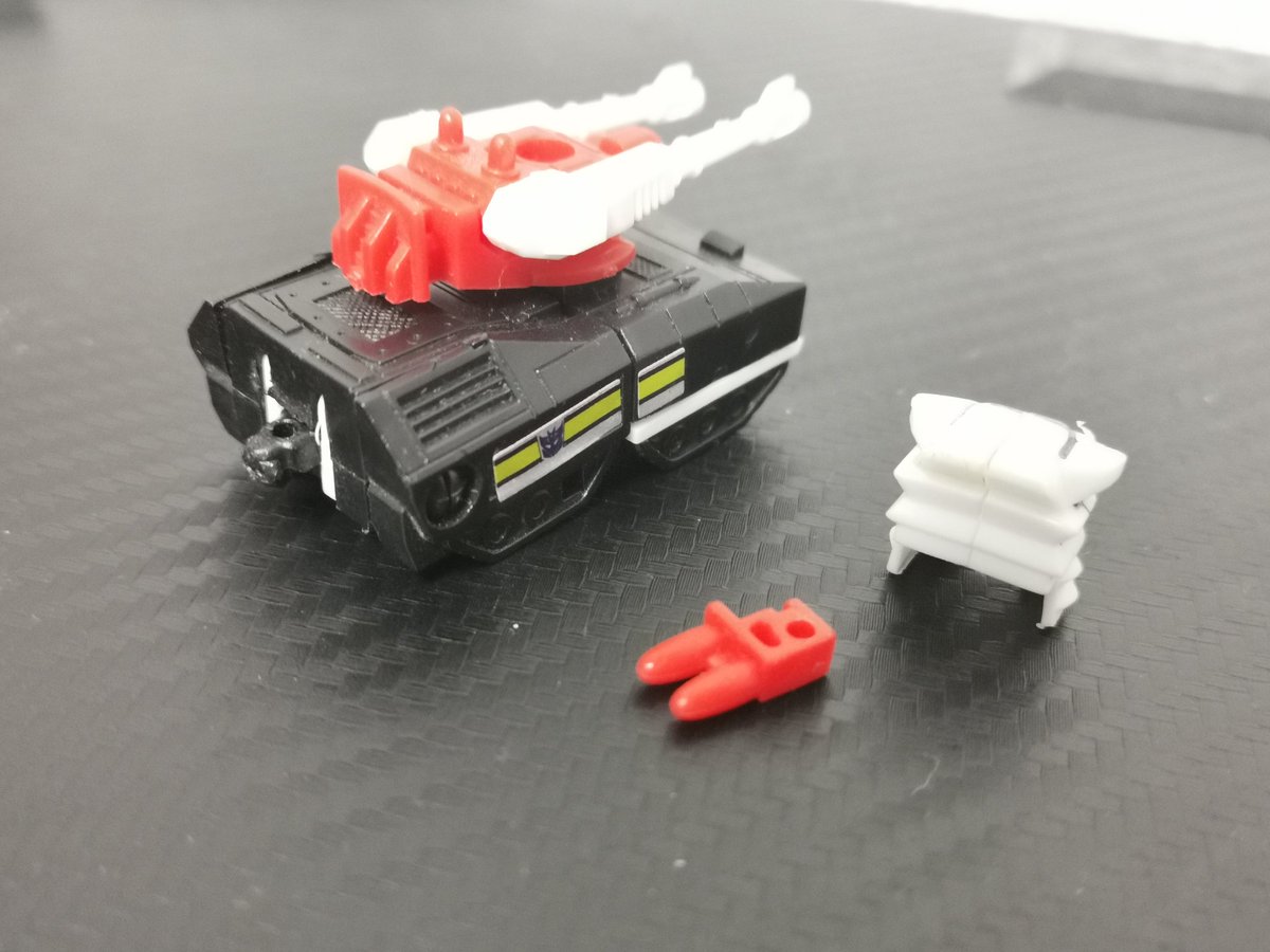 ライオカイザーの合体メンバー、キルバイソン。ブレスト欠品。ライオカイザーの顔（スミ入れ済）とジャルガーの右？ミサイルパーツが。