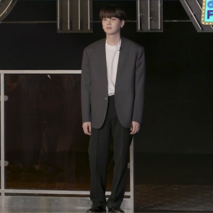 tiny__yoon's tweet photo. yoongi as the 🧍 emoji — a cute thread: https://t.co/MYu87FlK44