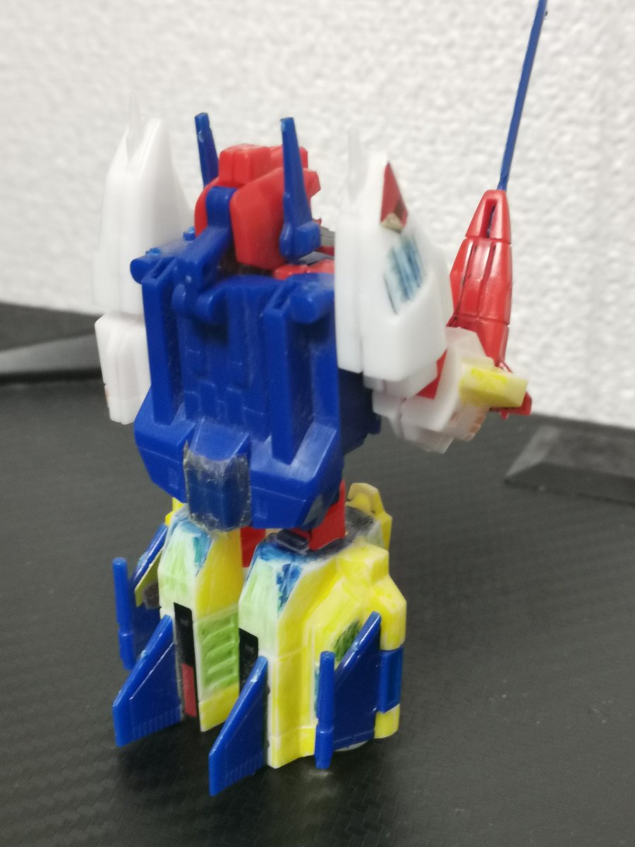 スターセイバー。派手に塗られてしまってますが、パーツはなかなか揃ってる感じ。手持ち銃以外あるかな？