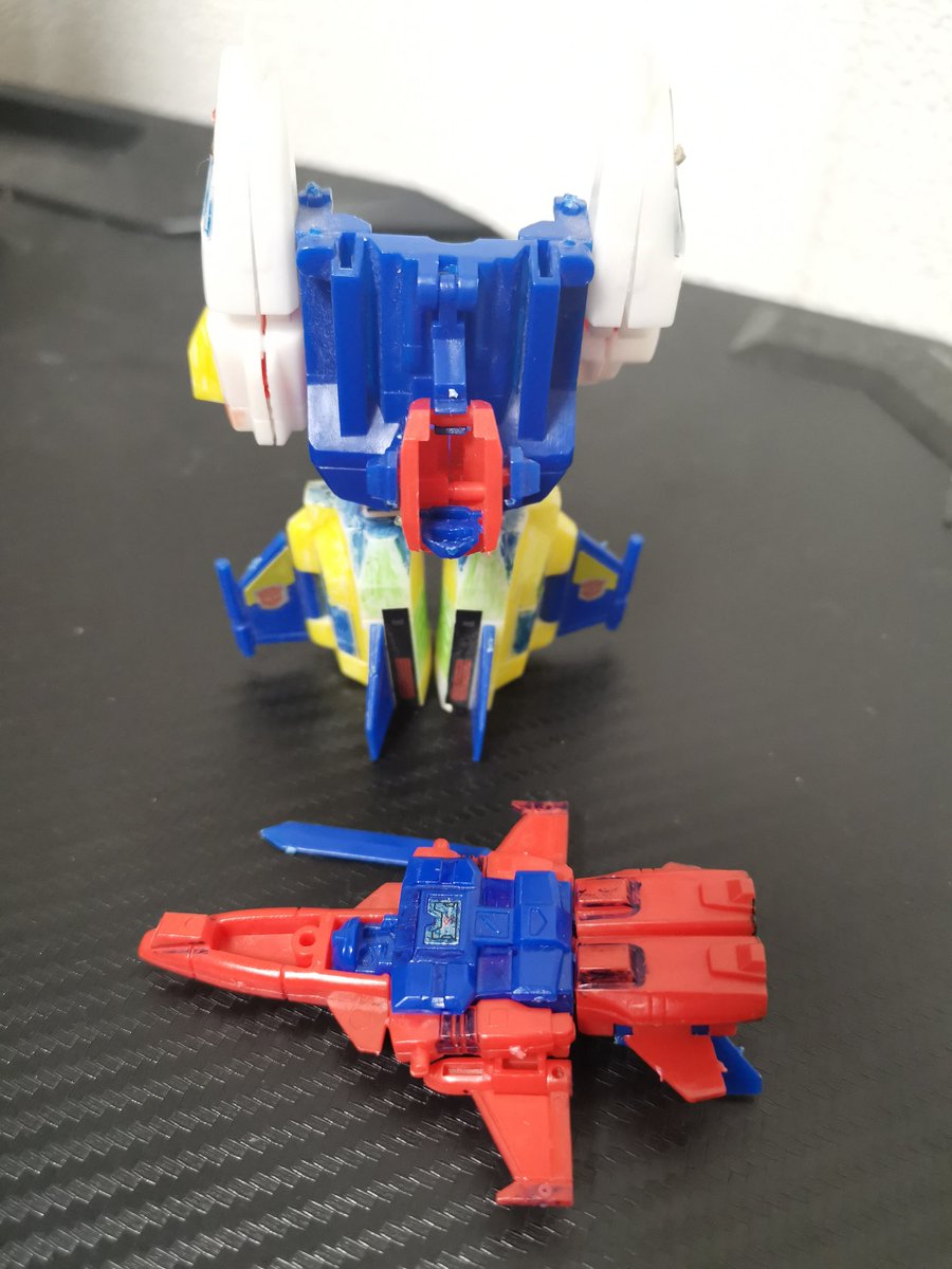 スターセイバー。派手に塗られてしまってますが、パーツはなかなか揃ってる感じ。手持ち銃以外あるかな？