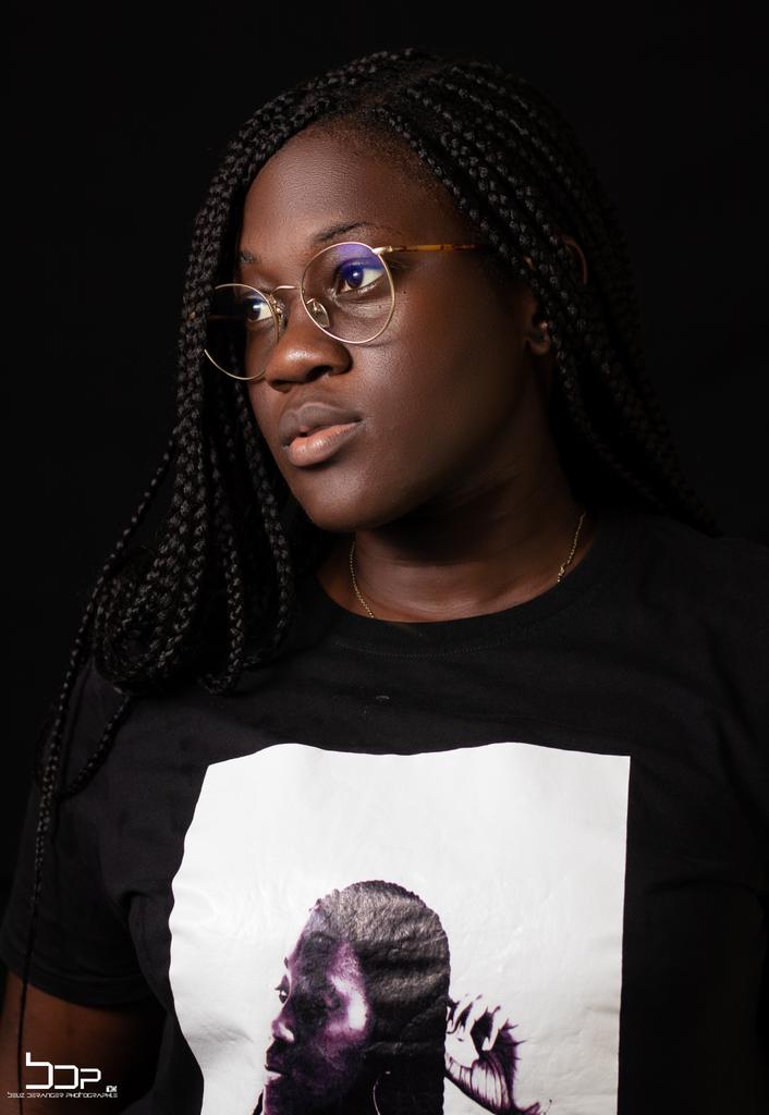 beuz_Deranger's tweet photo. "Sourire
Sourire , ce verbe qu’on a tendance à utiliser sans pour autant y faire vraiment attention . Cette touche de beauté qui vient compléter notre vie quand tout semble aller de travers...
#senegal #studio221 #portrait #fromdakar https://t.co/bhvYa5VVJr