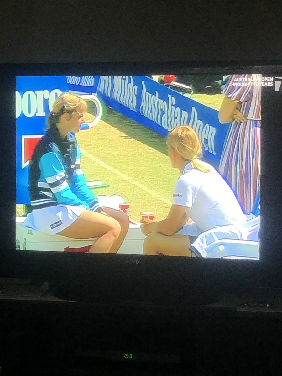 1980s tennis in one still if I ever saw one: @ChrissieEvert drinking a Tab after facing @Martina in the 1982 Marlboro Milds ๐ฌ Australian Open. ๐พ๐๐ https://t.co/o9H56JVnha