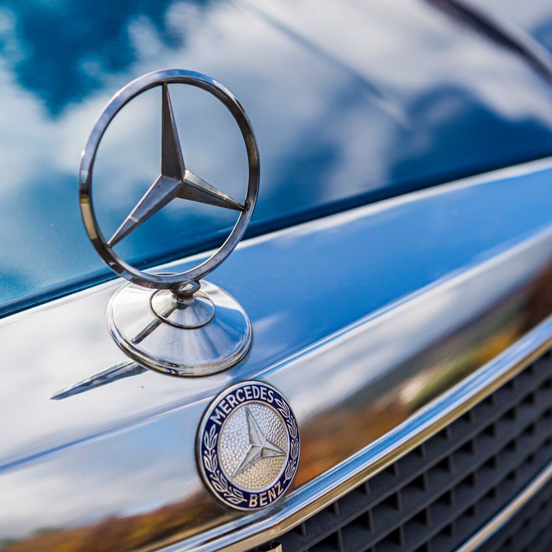 On classic sedans, we still prefer the star prominently displayed on top of the hood. What about you?

#MBclassic #MercedesBenz #W116 #star #bluecar #mercedesbenzclassic

via @MB_Museum