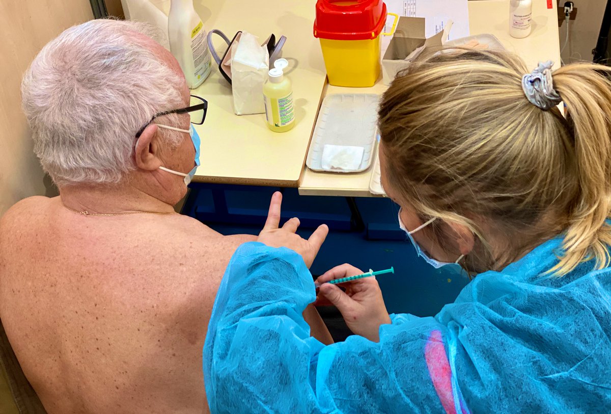BruyereVal's tweet photo. Hier le @SDIS34 a ouvert son centre de vaccination. Plus que jamais mobilisés avec 150 médecins, 200 infirmiers👩‍🚒                           ➡️Chaque jour: 7 médecins,10 infirmiers, 20 pompiers sont œuvrent sur 3 centres dans le département. La force des secours, c’est aussi ça https://t.co/QgdROjZPce