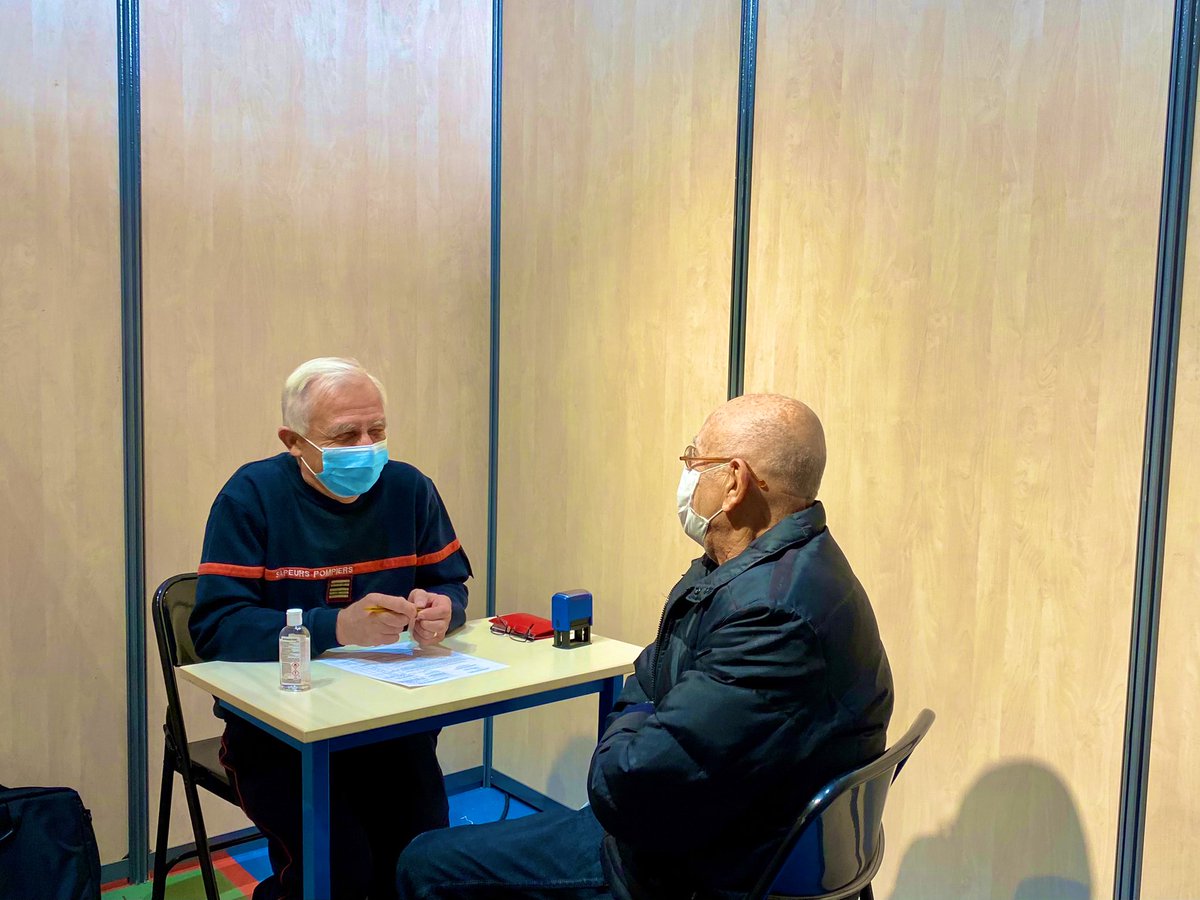 Hier le @SDIS34 a ouvert son centre de vaccination. Plus que jamais mobilisés avec 150 médecins, 200 infirmiers👩‍🚒                           ➡️Chaque jour: 7 médecins,10 infirmiers, 20 pompiers sont œuvrent sur 3 centres dans le département. La force des secours, c’est aussi ça