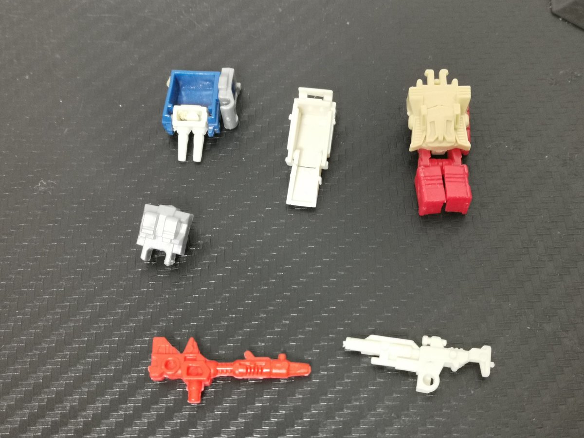 残りのジャンクパーツ。フォートレスマキシマスの頭、側砲、タラップ。左腕のないクロームドームのヘッドマスター。さっきのメトロフレックスの銃1個。謎の白い銃。誰のものかわかる方いらっしゃいますか？