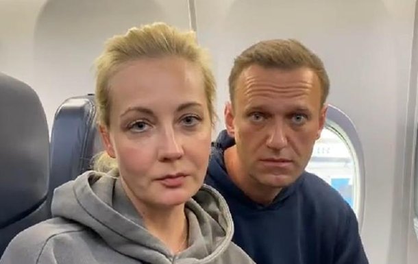 civebnem's tweet photo. Несмотря на идеологические разногласия, мы вынуждены поддержать трапа Алексея Навального и его жену ельцинскую валькирию Юлию. Сегодня они выразили свою солидарность с нашим движением, попросив водки у бортпроводников! НАШ человек! https://t.co/RZpizeIAcs