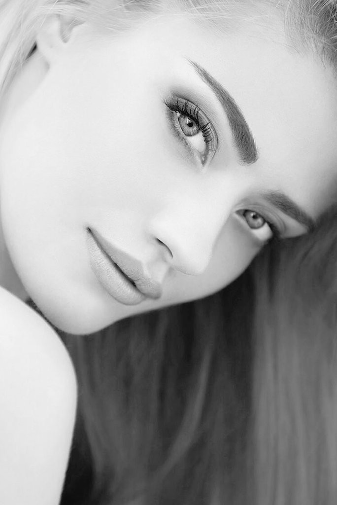 Нежно голубые глаза. Martina dimitrova модель. Глаза цвета аквамарин. Макияж для серых глаз. Нежный макияж для голубых глаз.