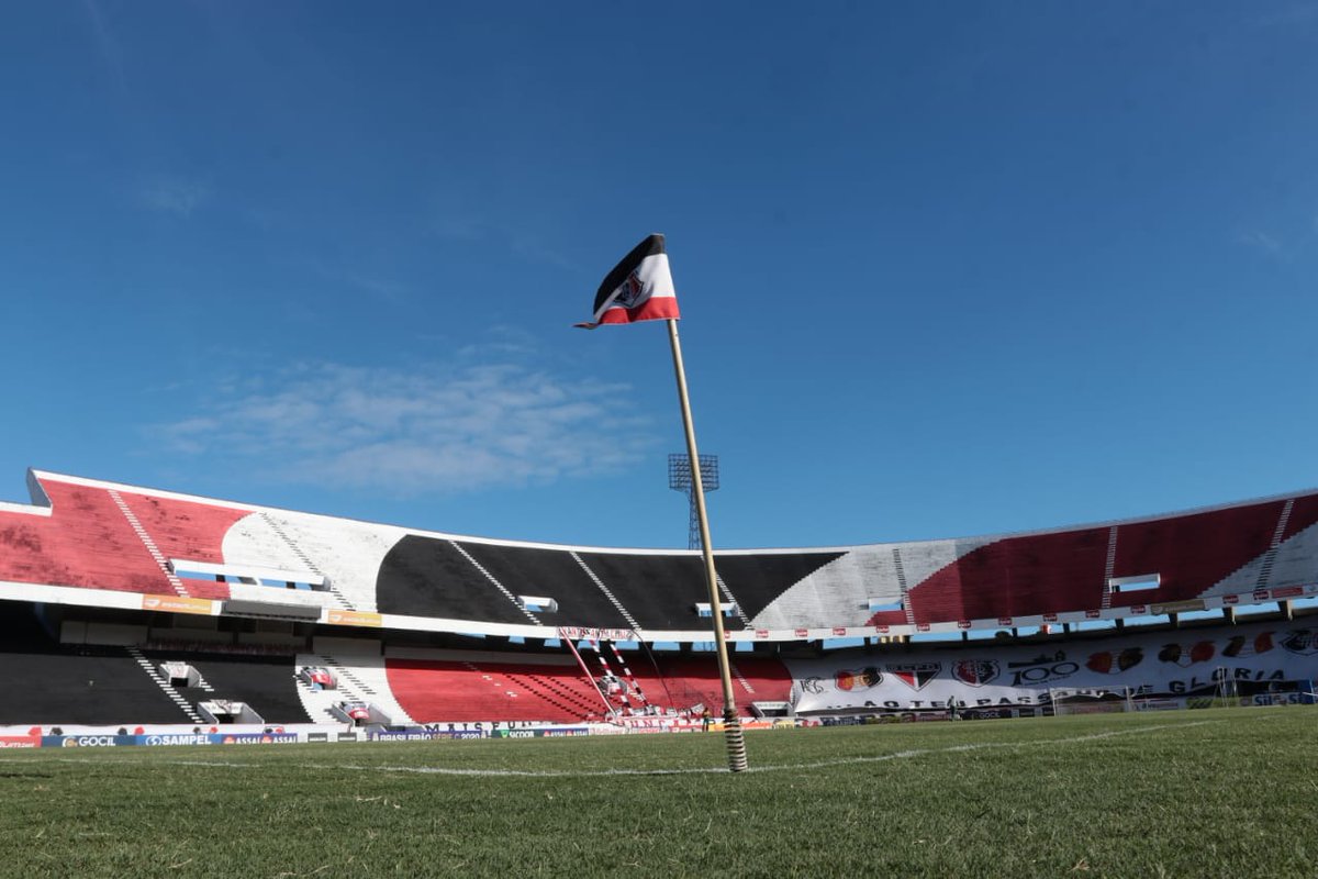 SantaCruzFC's tweet photo. Estaria lotado, eu sei. 🥺

👊🏻⚫⚪🔴

📸 - @rafaelmelofoto / Santa Cruz https://t.co/9LVzDhhRXU