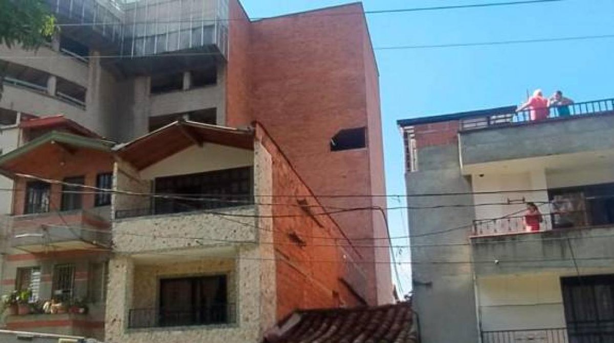 zonacero's tweet photo. Murió mujer tras caer el vacío cuando echaba rever en un parqueadero de un sexto piso
https://t.co/SBRagcDHUS https://t.co/6g5dTPGr2x