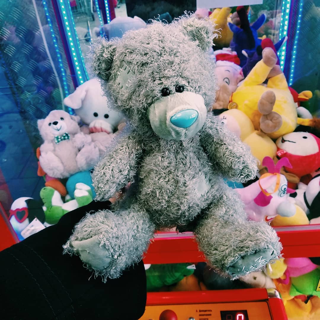 / day 17~i like it when i need to close the school in the evening and i'm all alone, it's cold and the snow sparkles, i like it when i get a short break at work and win toys in claw machines, like listening to music on a bus, coming back home to drink coffee and read in bed