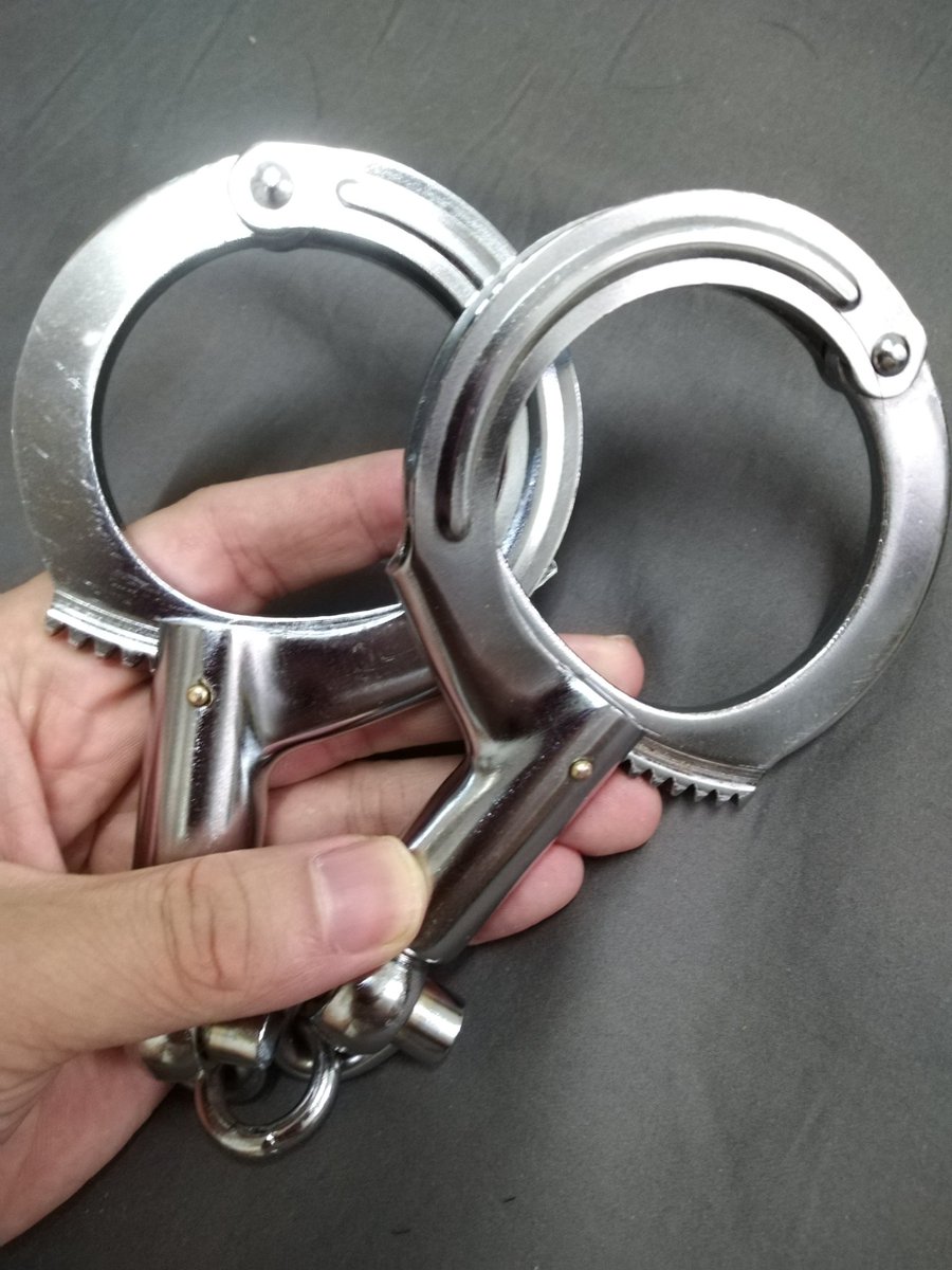 tatu9992's tweet photo. 一比一的警用手铐，重量和质感都完美，喜欢的私信，价格美丽。 https://t.co/qOLW7dUyp7