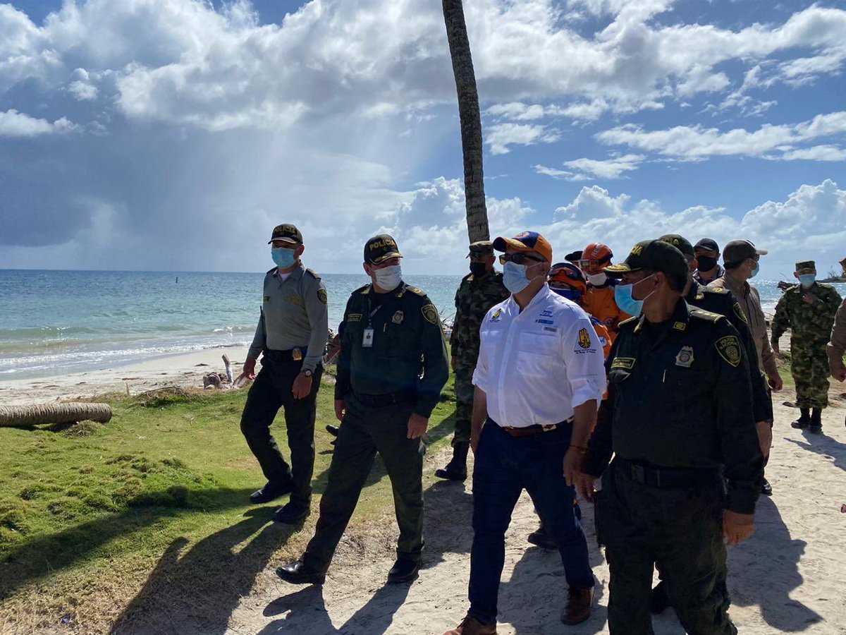 UNGRD's tweet photo. #EnProvidencia| Pdte. @IvanDuque, @gerenciasai, @MinAmbienteCo y @UNGRD, realizan monitoreo de erosión costera y estado de playas  
en #Manzanillo para seguir trabajando en la recuperación de la bioeconomía y reactivación del sector turismo en la isla  #UnidosPorElArchipiélago. https://t.co/cEpi16LMRA