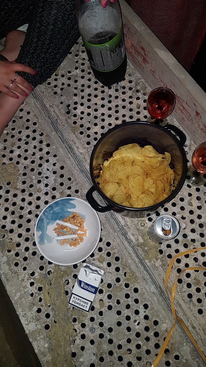 ValentinaCzech's tweet photo. Když byl svět ještě v pořádku.
Na lešení vzpomínám dodnes, jak se hýbalo, ale když jsi opilý, tak neřešíš a ještě mu naplácáš. Miluji své dva světy. #taknacomamnaladudnes #dama #bezdak #nikdynevim #blizenec #naznamenineverim #alenaBlizenceJo https://t.co/LYi6xMAO6X