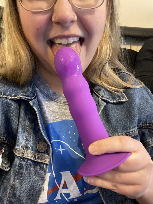 Got me a new toy today. Who&rsquo;s ready for new content? 💦😉 https://t.co/pf89uviVyM