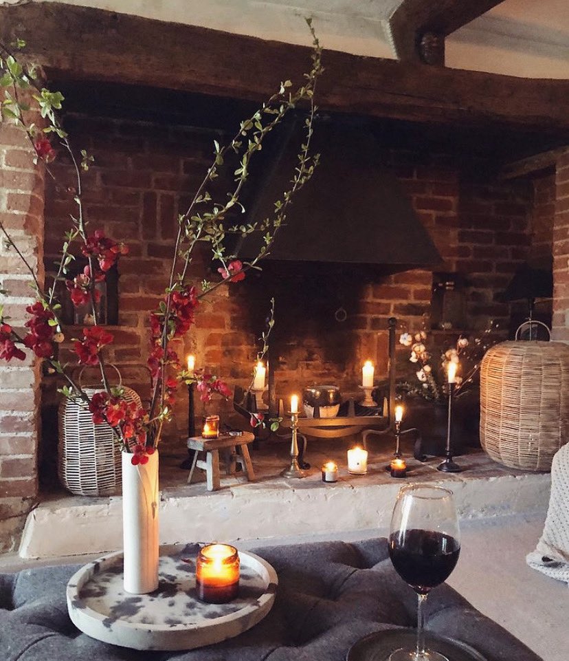 Round Concrete Tray 🤍 £40 🖤 hannahharriet.com/trays