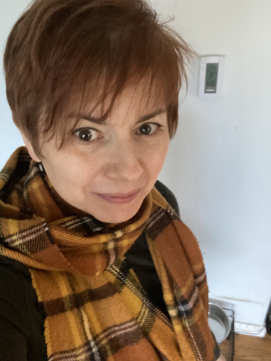 thisjulieday's tweet image. A con panel equals that rare occurrence: makeup! Well, eyeliner and mascara. #stayhome #arisia2021 #cameratime