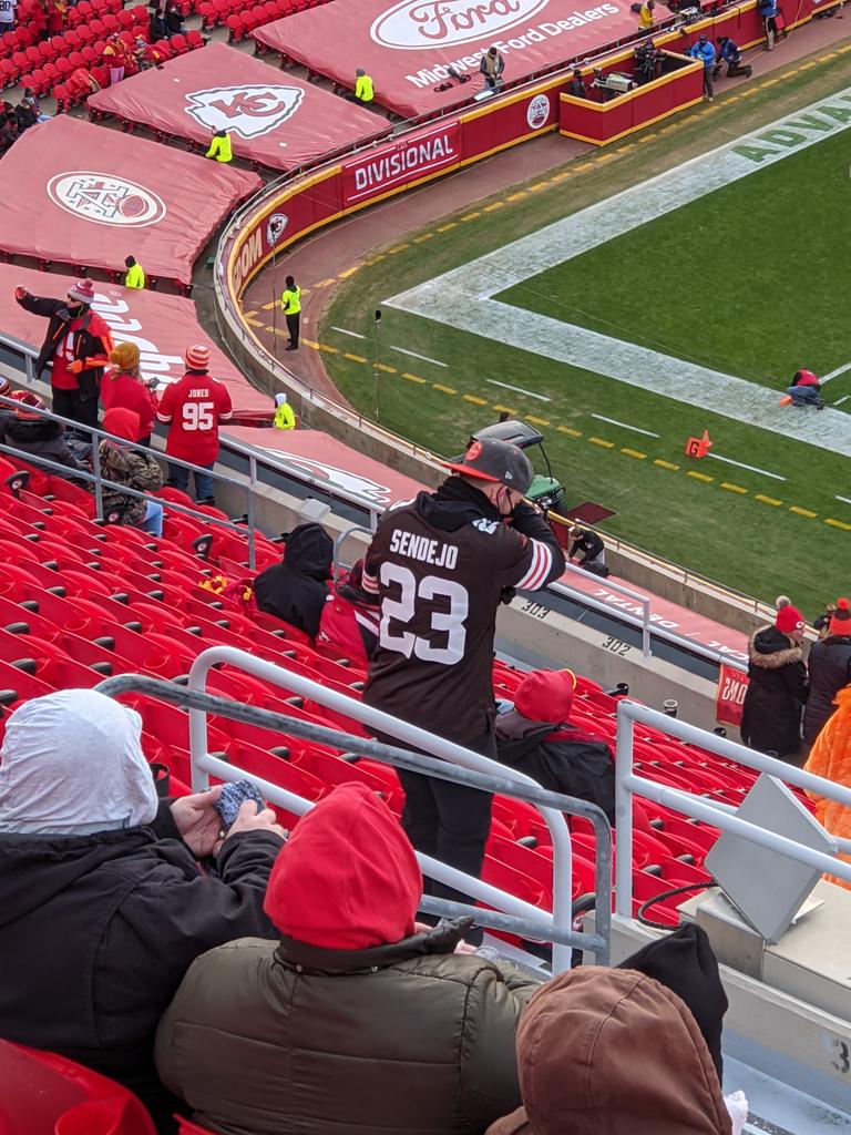 BrownzPowerRNGR's tweet photo. #Sendejo love in KC!! #BROWNS https://t.co/XQvArmLjKG